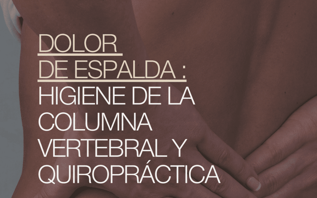 Una mujer en bikini vista por la espalda tiene las manos en el bajo espalda, en la zona lumbar. Sobre escrito aparece: Dolor de espalda: higiene de la columna vertebral y quiropráctica.