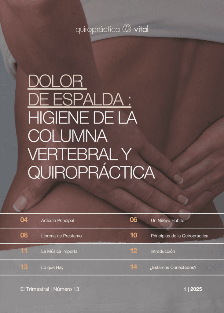 Una mujer en bikini vista por la espalda tiene las manos en el bajo espalda, en la zona lumbar. Sobre escrito aparece: Dolor de espalda: higiene de la columna vertebral y quiropráctica.