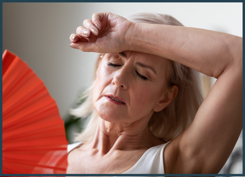 Imagen de mujer sufriendo un sofoco por la menopausia